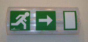 Светеща табелка, указваща посоката на пътя за евакуация tabelka-evakuacia